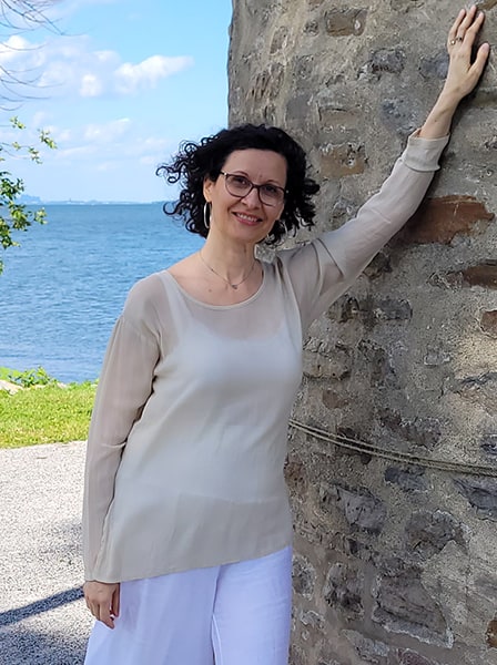 Mme Daniela Balan
