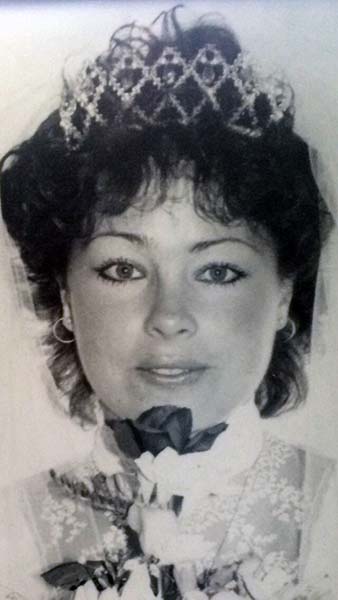 Mme Donna Harris Kelly